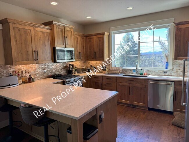 Building Photo - Beautiful Fully Furnished Awbrey Butte Home