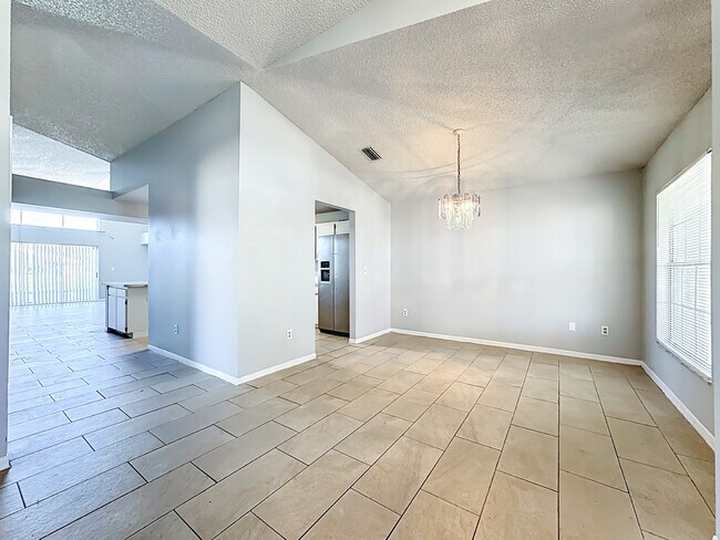 Foto del edificio - Spacious 4-Bedroom Retreat with 2 Baths in Brandon - 2103 Sq. Ft. of Comfort Awaits!