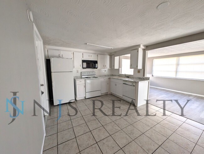Foto del edificio - Newly renovated 2bed,2bath,1100 Sq.Ft. Home featuring: OPEN FLOORPLAN, BONUS room, screened porch...