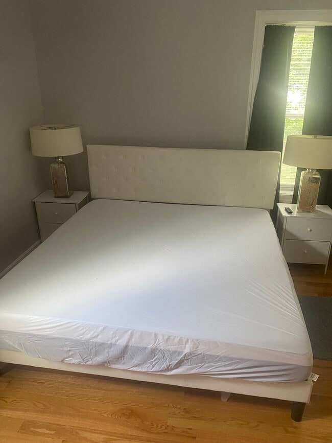 King size bed - 31 Brookview St