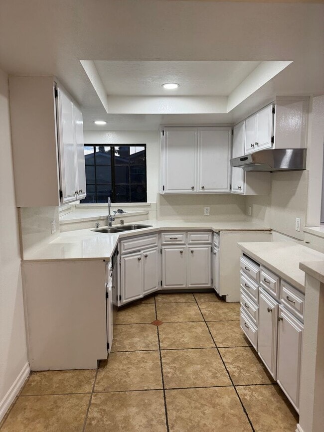 Building Photo - 3 BEDROOM 2 BATH HOUSE