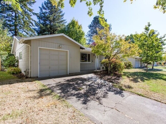 Foto del edificio - Beautiful 3 Bedroom Ranch Style Home in Cedar Hills with Remodeled Gourmet Kitchen!