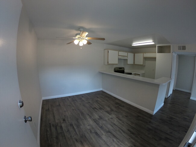 Foto del edificio - Large Nicely Updated 1 Bedroom 1 Bath Condo