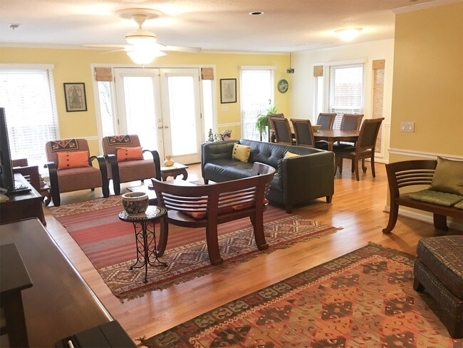 Building Photo - 3001 Ormond Dr