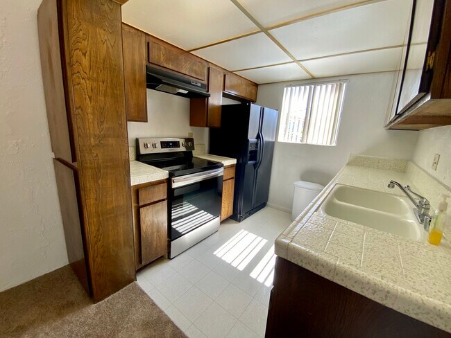Kitchen - 2000 Huntington Ln