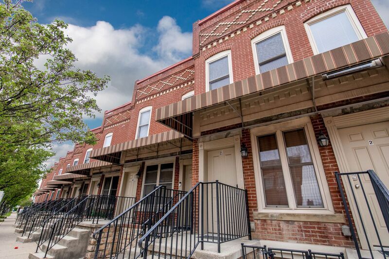 Primary Photo - 2 1/2 Clark Pl