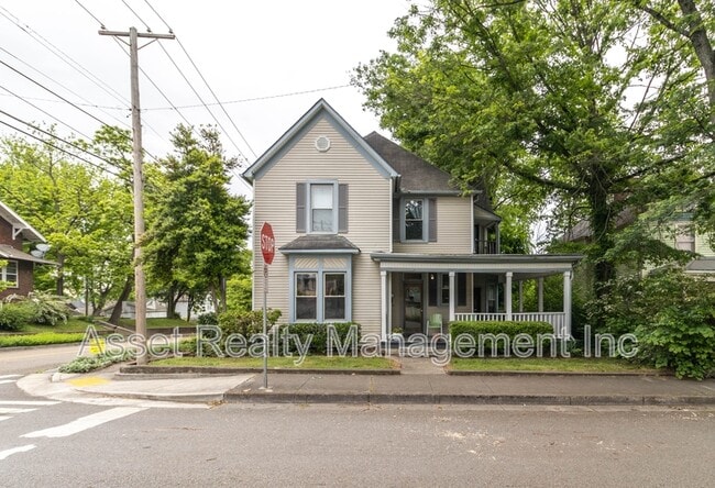 Photo - 820 Luttrell St Apartment