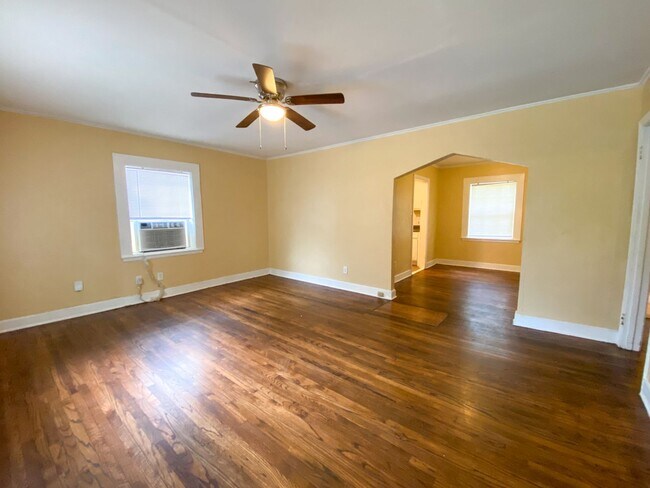 Building Photo - 3 Bedroom 2 bathroom near 240 and 55