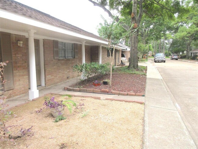 Building Photo - 10122 Shadow Wood Dr