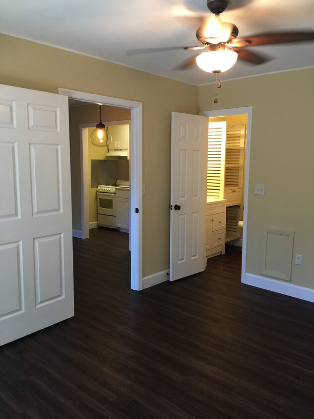 Bedroom/bathroom - 2241 W Pensacola St