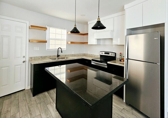 Building Photo - 3604 Fuerte Ave