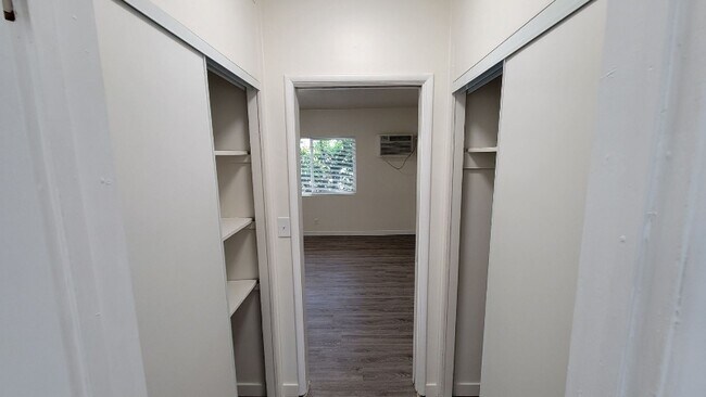 Building Photo - 15546 Vanowen St