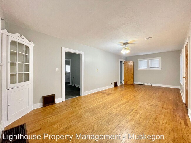Building Photo - 3 br, 1 bath House - 990 E Isabella Ave