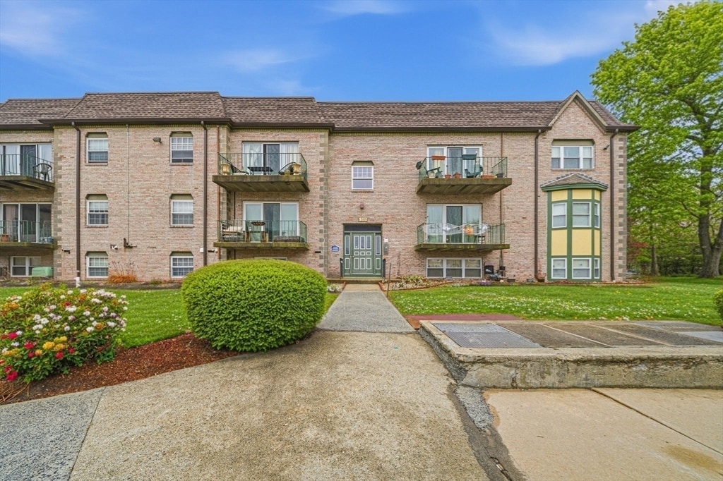 Building Photo - 502 Oak St