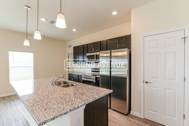 Building Photo - 913 Jacaranda Pkwy E