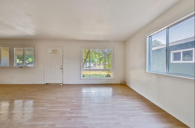 Building Photo - Charming 3-Bedroom Home with Spacious Yard...