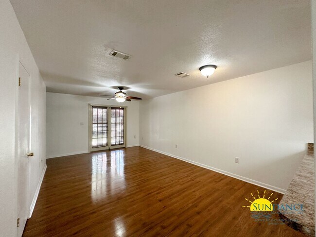 Building Photo - Charming 2 Bedroom Townhouse Located in FWB!