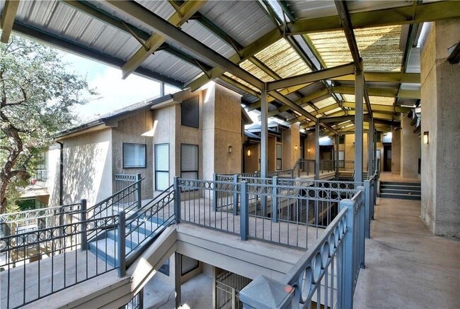 Building Photo - 1910 Robbins Pl