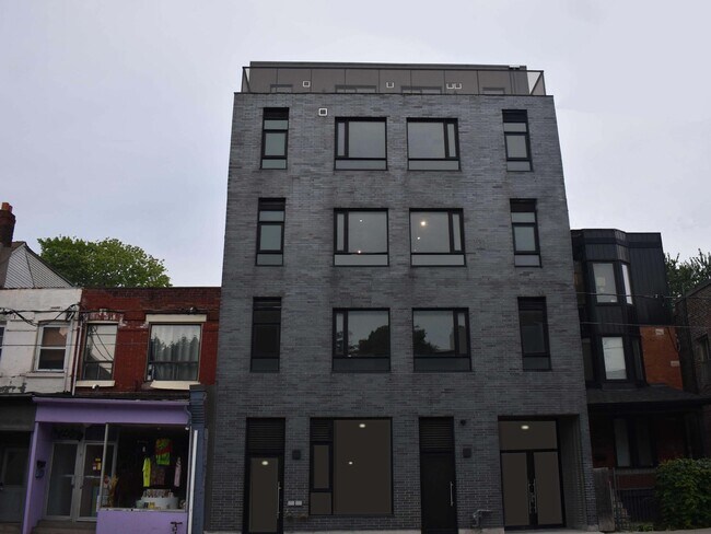 Building Photo - 1000 Bathurst St