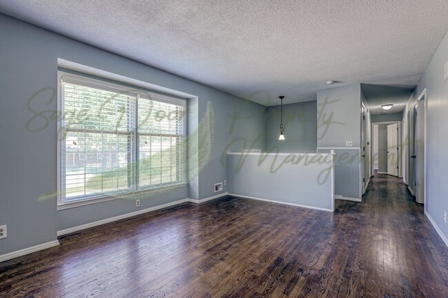 Foto del edificio - LOTS OF NATURAL SUNLIGHT!!!