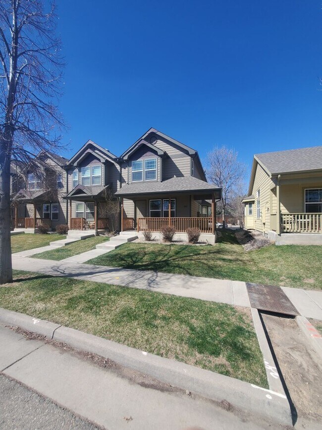 Foto del edificio - Spacious 2B/2.5B Townhouse with Detached Garage and Basement Available Early May!!