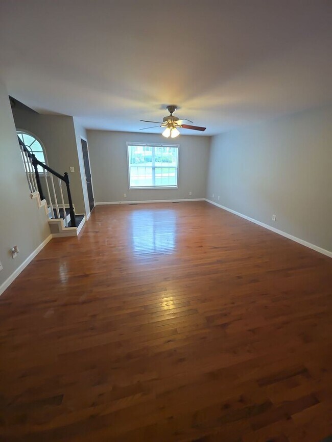 Foto del edificio - Bright 3 Bedroom Home with Basement, Backyard, and Garage