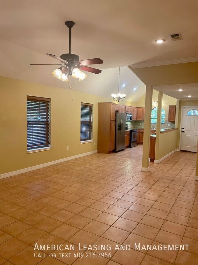 Building Photo - Charming 3bd/2bath Brick Home in Brookholl...