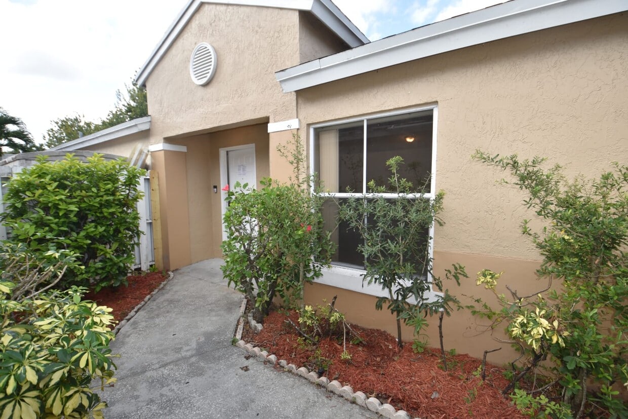 Primary Photo - 7215 SW 42nd Ct