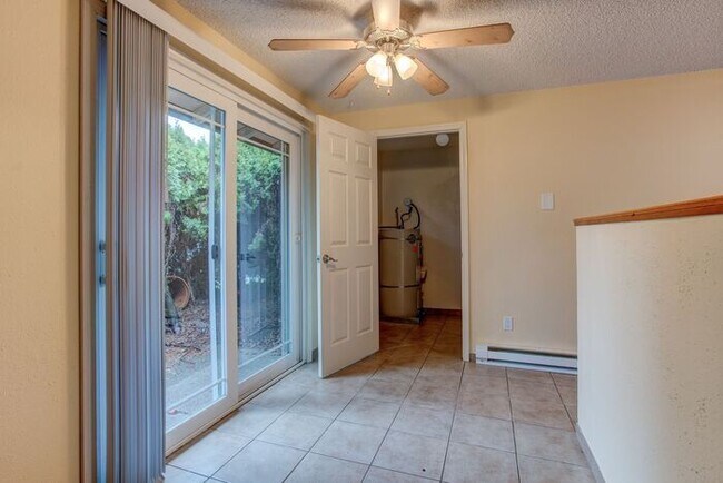 Building Photo - Spacious 2 Bed 1 Bath In Quiet Community