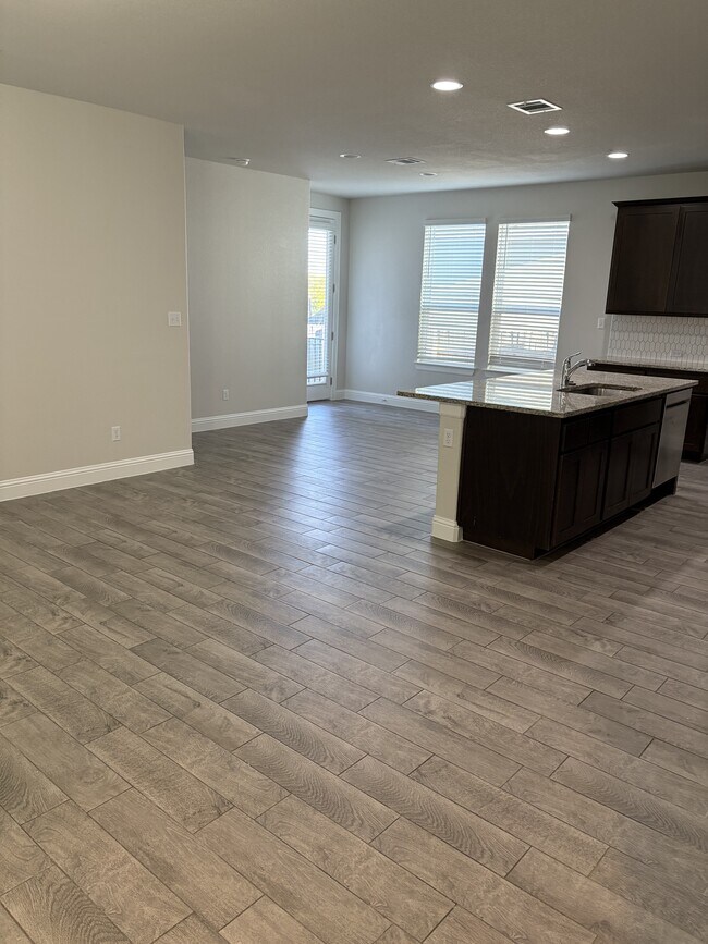 Building Photo - 105 Stone Cyn Dr