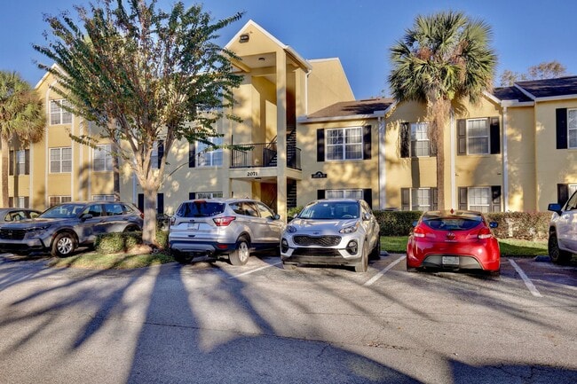 Building Photo - Spacious 1/1.5 Condo with a Bonus Room in ...