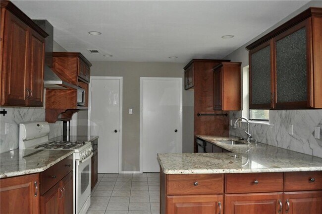 Building Photo - 4807 White Elm Dr