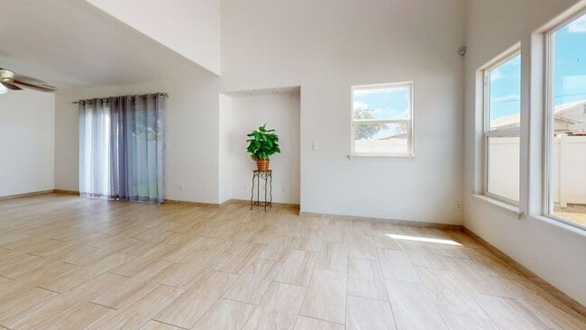 Building Photo - 4 Bedroom 2.5 Bath, 2 Car garage, Solar pa...