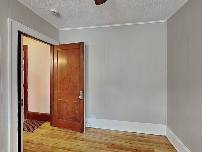 Building Photo - Perfect 2 Bedroom, 1 Bathroom House in Sai...