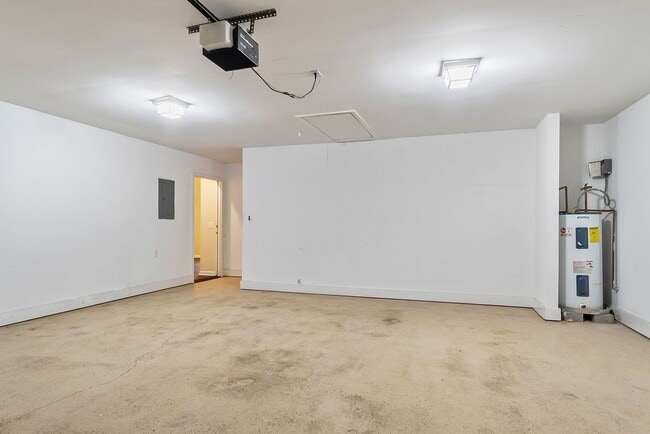 Photo - Nice 3 Bed 2 Bath Available in August! Boo... House