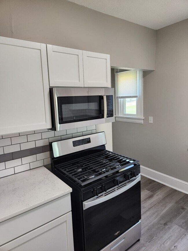 Building Photo - 3/2/1 Newly remodeled, near saddle creek, ...