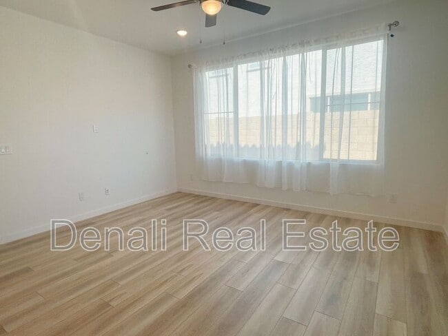 Building Photo - 1365 W Bluejay Dr
