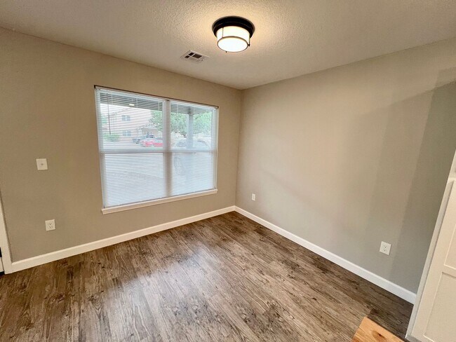 Foto del edificio - Newly Built 4 Bed/4.5 Bath in Central MHK