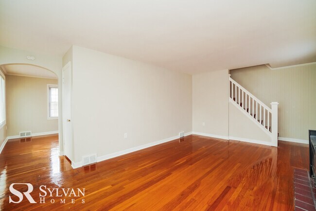 Building Photo - Don't miss out on this sweet home