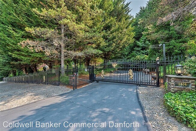 Foto del edificio - 4 br, 6 bath House - 11414 Bella Coola Rd