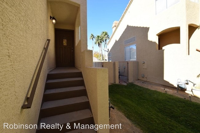Building Photo - 533 Meadbury Dr