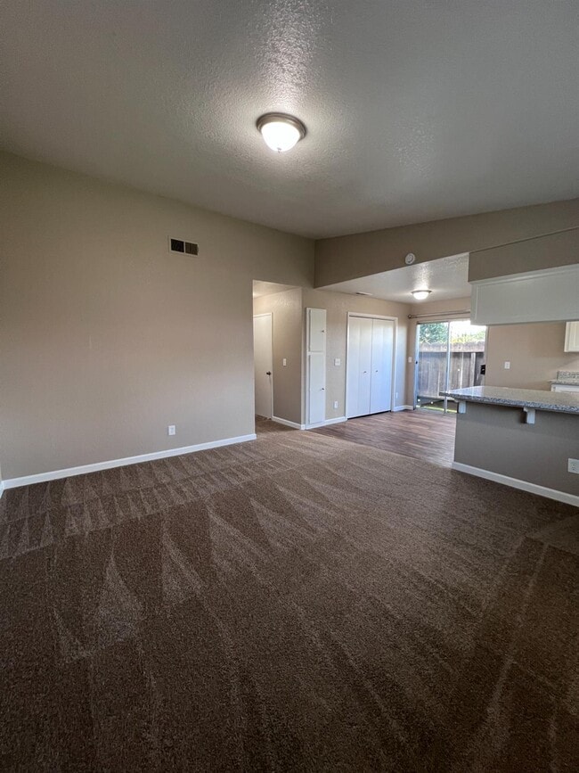 Foto del edificio - 1262 N Marks Ave