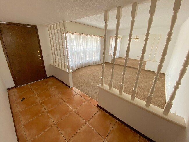 Building Photo - Mountain Park 5bed/3bath with Pool and Views!