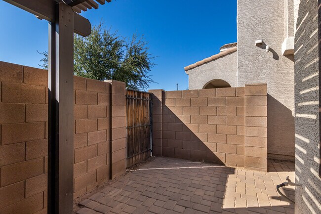 Foto del edificio - 1748 S Martingale Rd