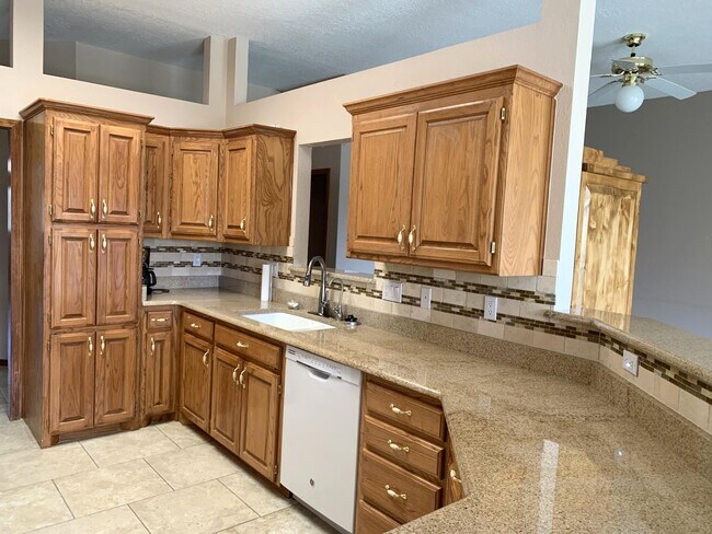 Building Photo - 8009 Scoresby Dr NE