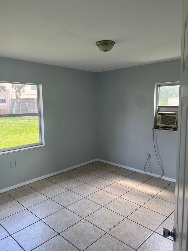Building Photo - Great 1BR Duplex Walking Distance From Dow...