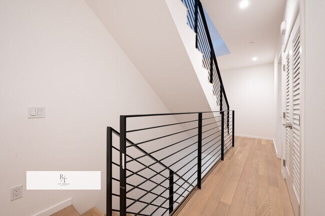 Building Photo - Elegant 3 Bedroom / 2.5 Bathroom Home in LA