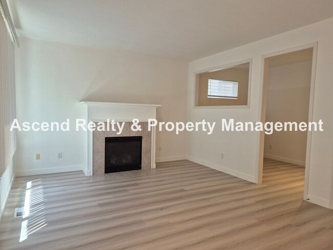 Building Photo - Available NOW! Updated in Arbor Roses 3Bed...
