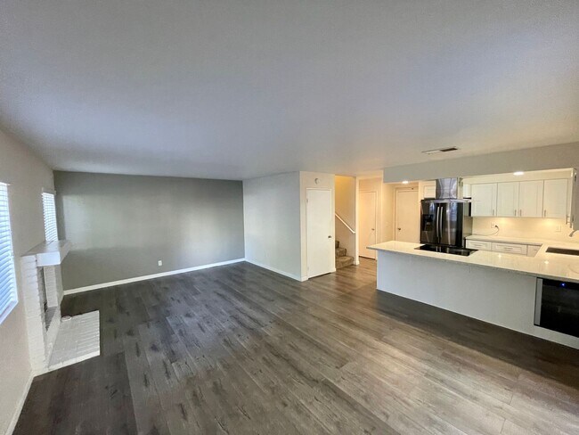 Building Photo - Gorgeous 3 Bedroom Condo with Garage in Ch...