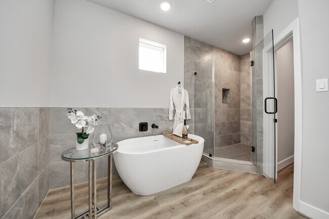 Foto del edificio - 5806 Francis Oak Ln